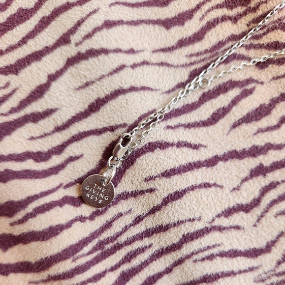 Love dainty key necklace - Picture 3 of 4